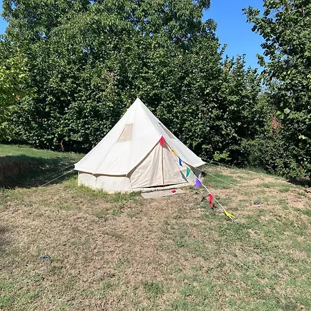 Tenda Romantica Nel Noccioleto